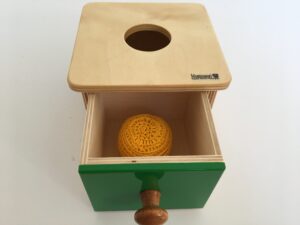 2. Коробочка с вязаным мячиком # Box with a knitted ball