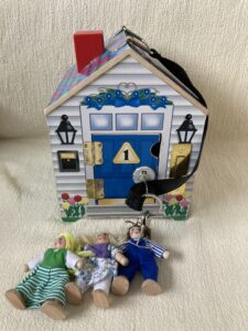 2011. House with keys and dolls (2)